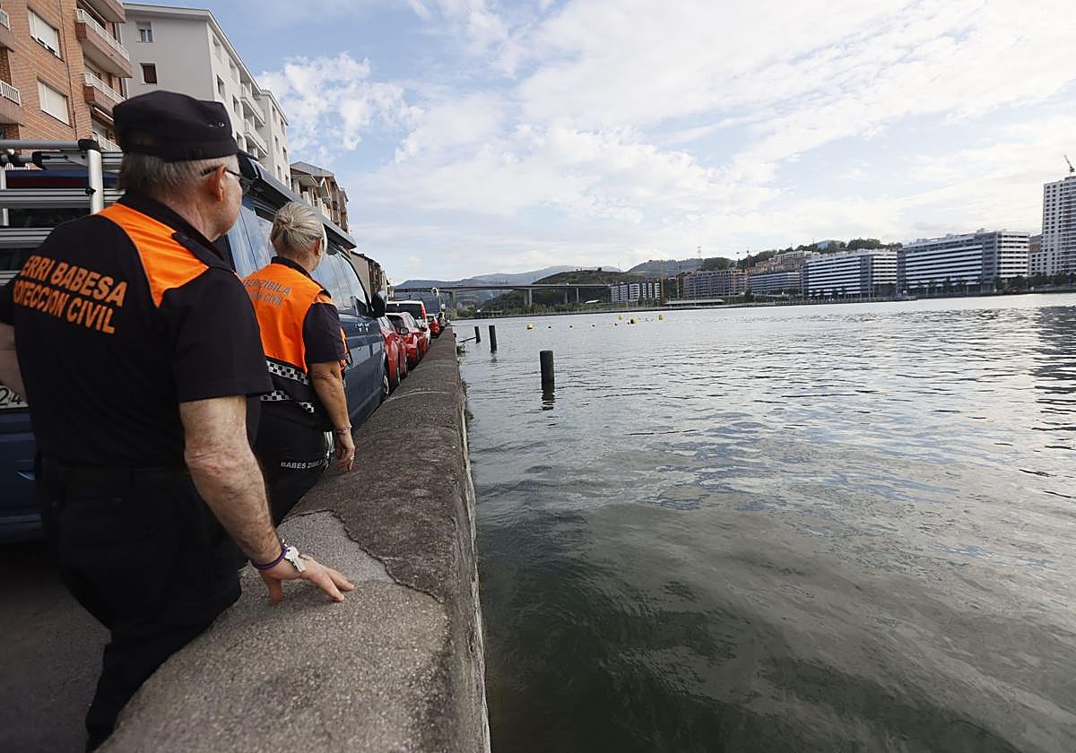 Miembros de Protección Civil vigilan la altura de la marea en Erandio