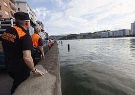 Miembros de Protección Civil vigilan la altura de la marea en Erandio