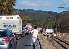 Muere un camionero tras caer su vehículo a las vías del tren en Muxika