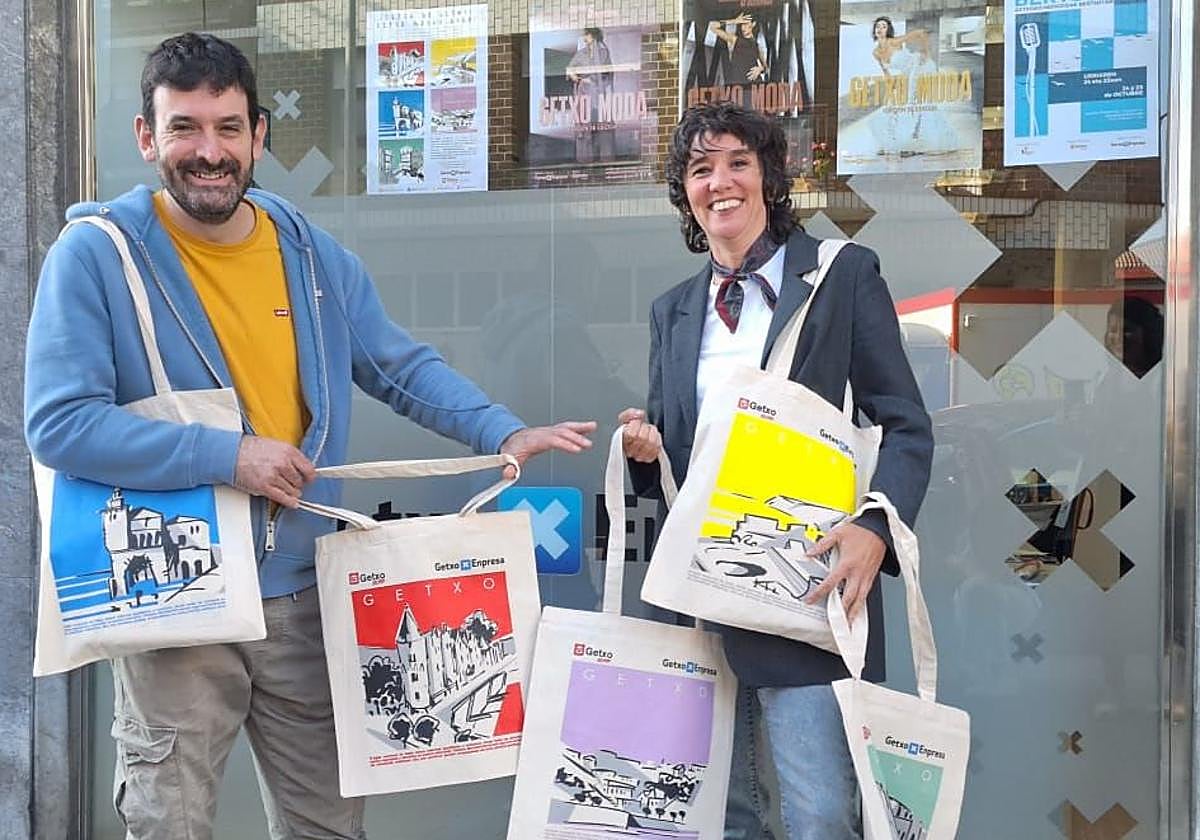 El artista Chema Gutiérrez y la presidenta de Getxo Enpresa, Elena Cantera, presentan las modelos.