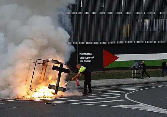 Un contenedor en llamas en la UPV/EHU de Leioa.