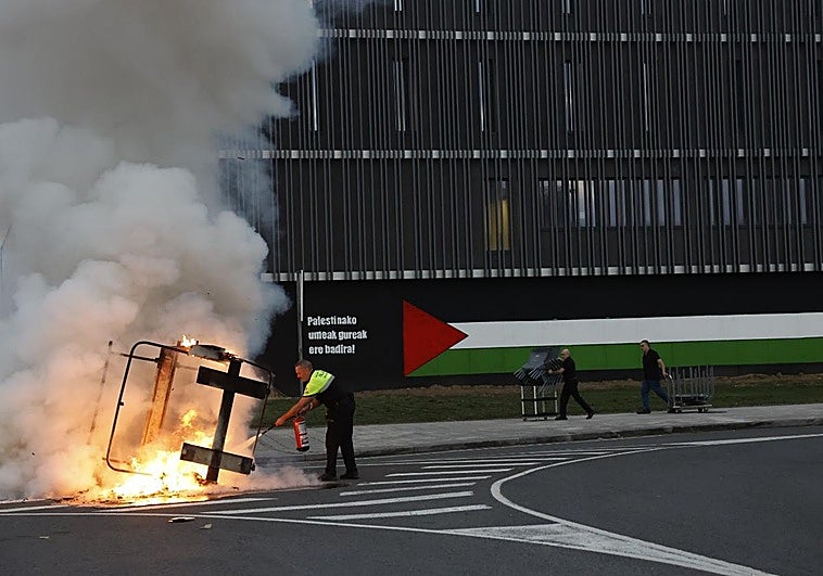 Un contenedor en llamas en la UPV/EHU de Leioa.