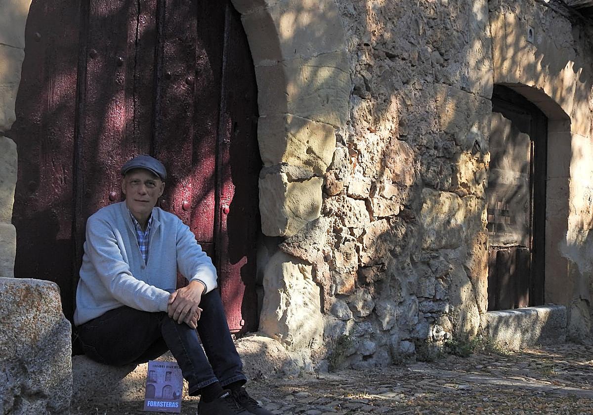 Eduardo Rojo en Cantabrana, localidad burgalesa donde se desarrolla 'Forasteras'.