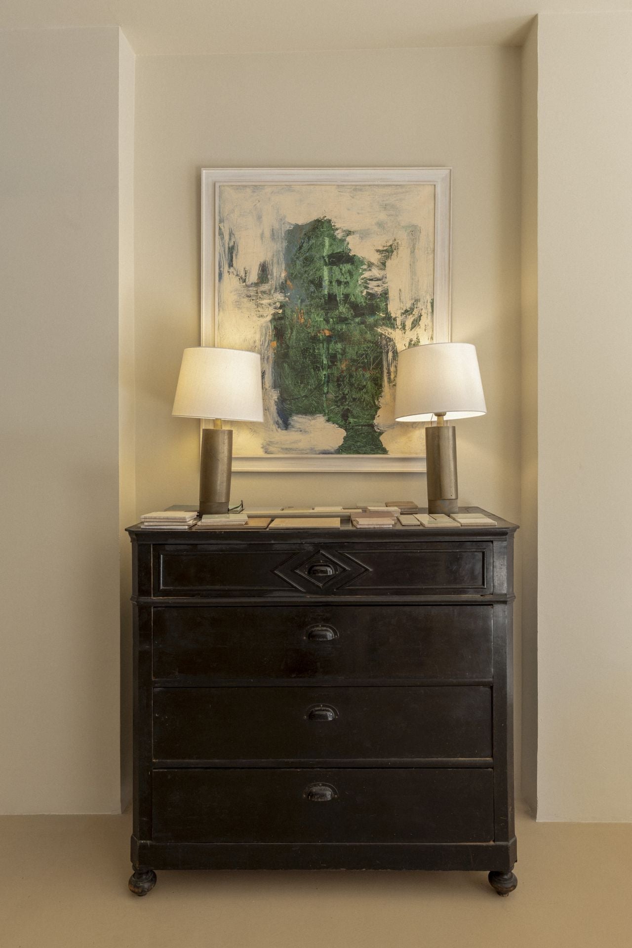 Elisa, la interiorista que pinta cuadros, abre su refugio creativo en Algorta