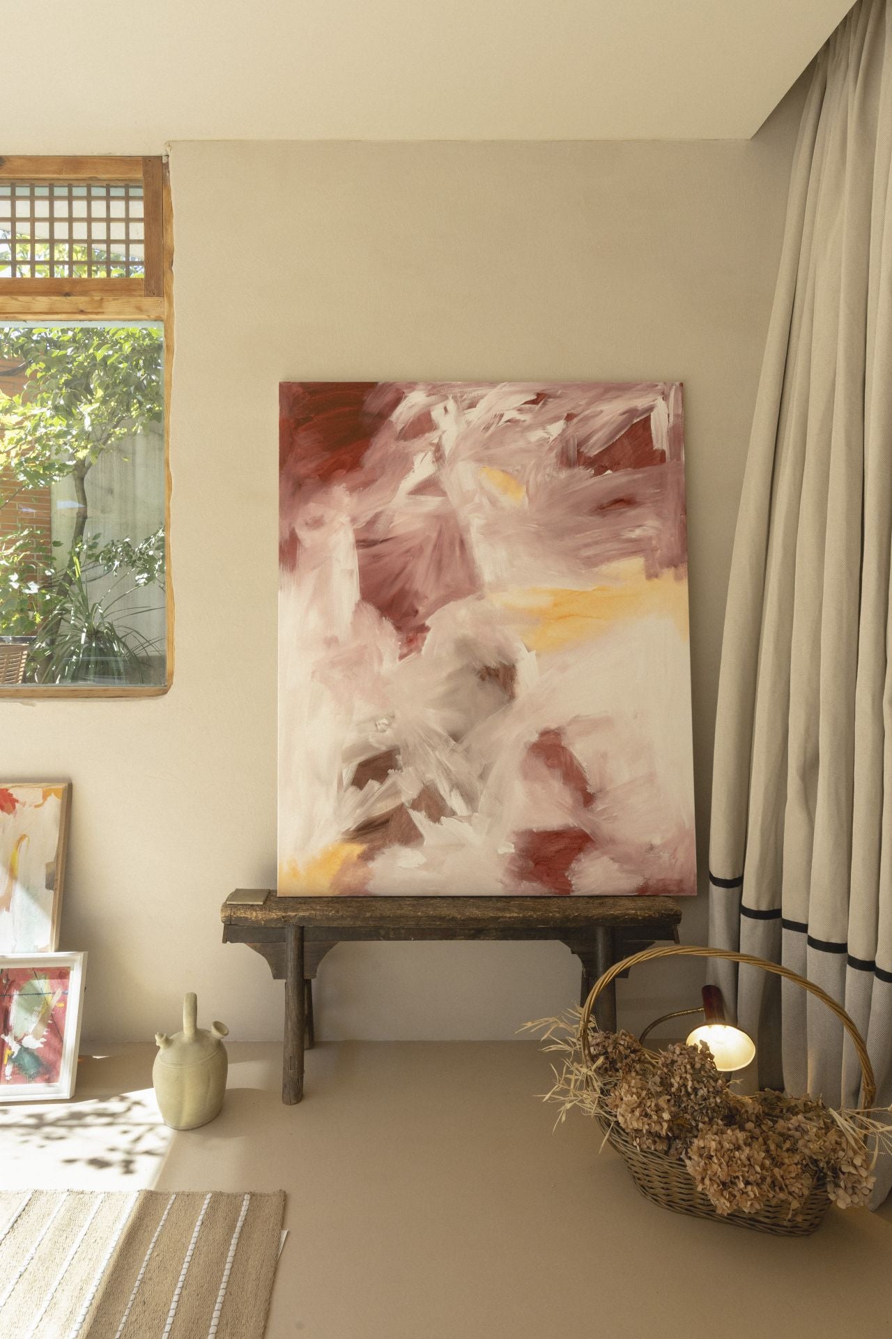 Elisa, la interiorista que pinta cuadros, abre su refugio creativo en Algorta