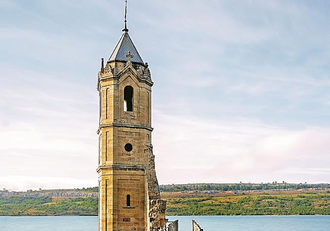 Iglesia de Villanueva de las Rozas, conocida como la Catedral de los Peces, en el embalse del Ebro.