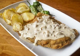 Katxopo especial: filete de ternera empanado relleno de jamón y queso con txapela.