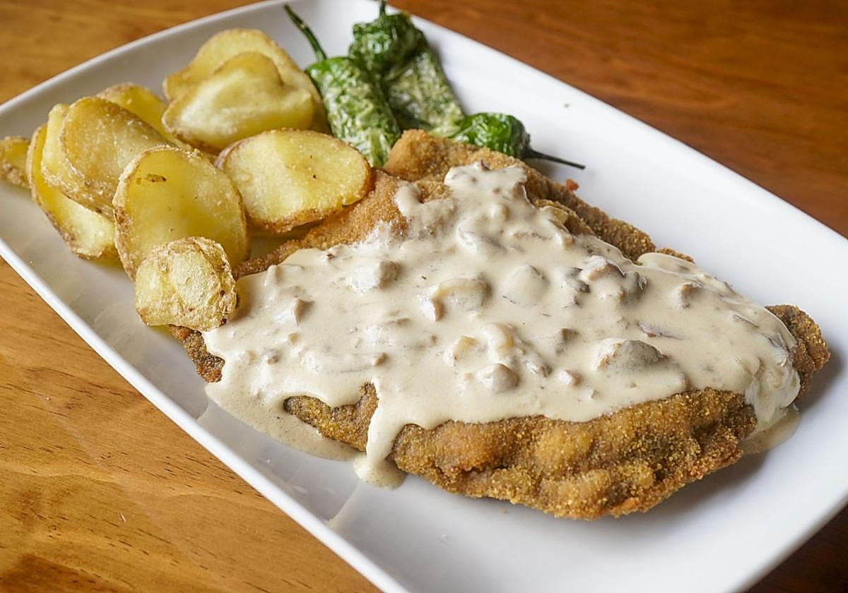 Katxopo especial: filete de ternera empanado relleno de jamón y queso con txapela.