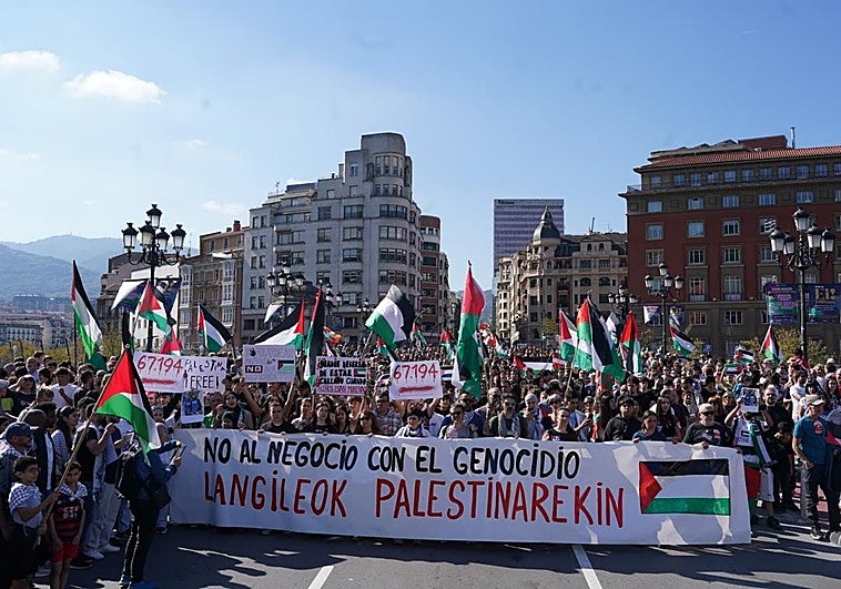 La manifestación en apoyo a Palestina concluye con la multitud entonando 'La Internacional' en árabe frente al Ayuntamiento