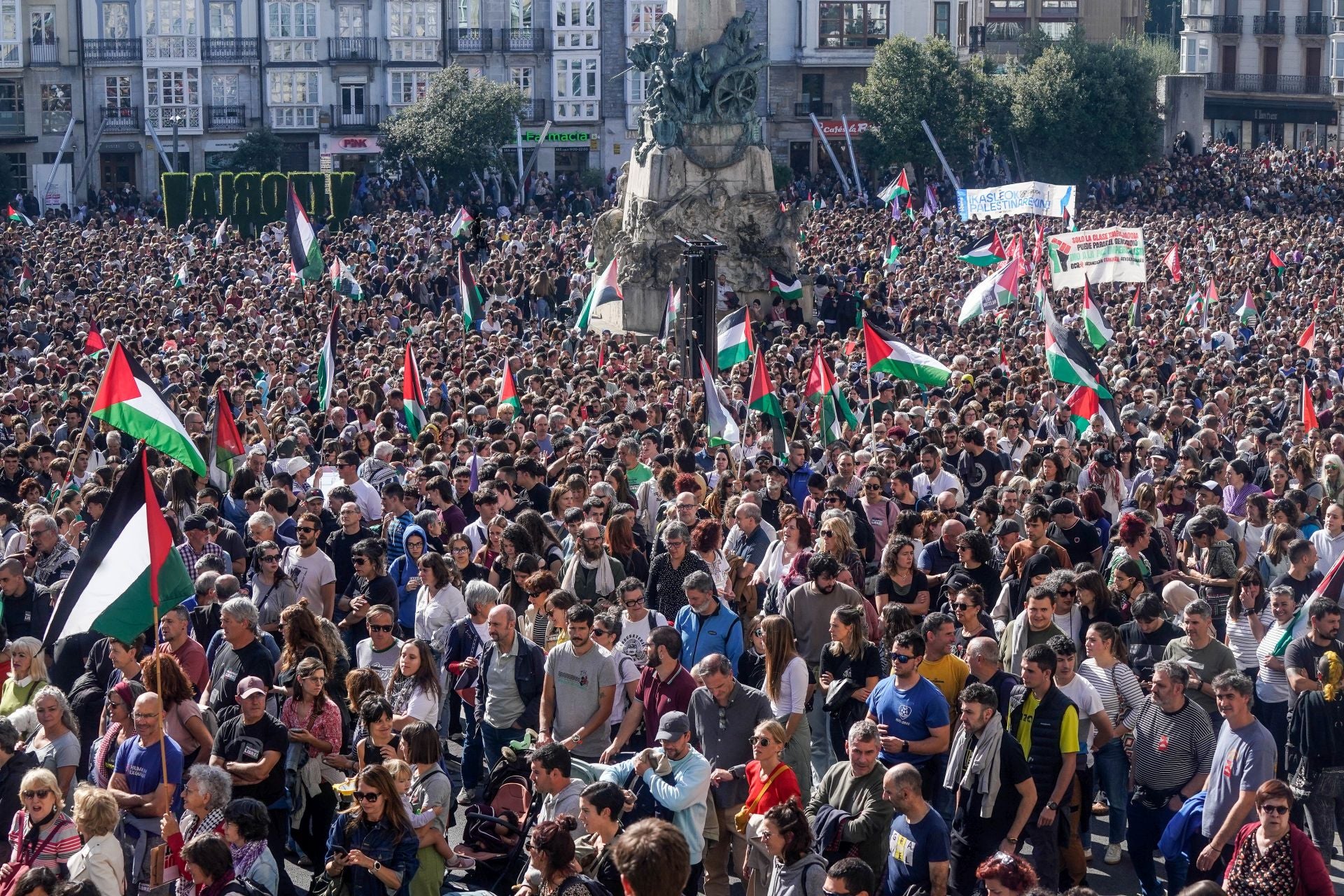 La jornada de huelga en apoyo a Palestina en Álava, en imágenes