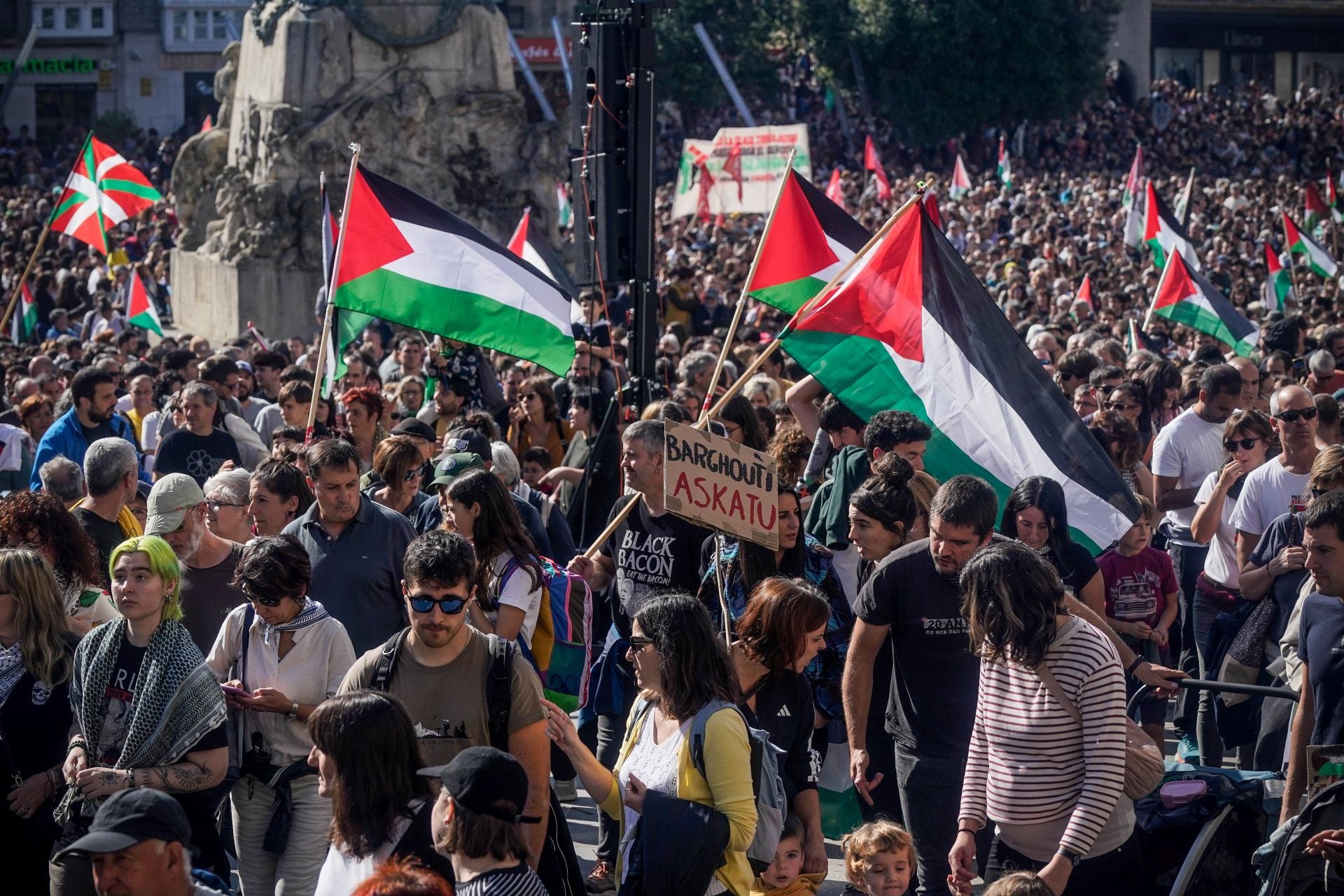 La jornada de huelga en apoyo a Palestina en Álava, en imágenes