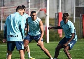 Nico Williams y Berenguer se ejercitan este miércoles en Lezama.