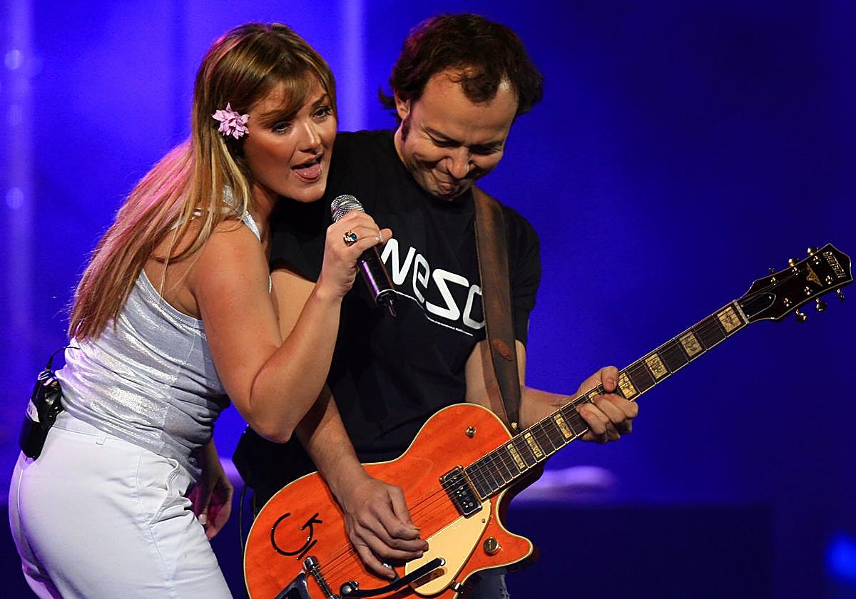 Amaia Montero y Pablo Benegas en un concierto de la irundarra con el grupo en Donostia.