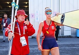 Una de las remeras implicadas, Esther Briz, acompaña a un técnico de la selección española durante los últimos Juegos OIímpicos en París 2024.