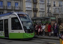 Cola en la parada del tranvía de Parlamento.