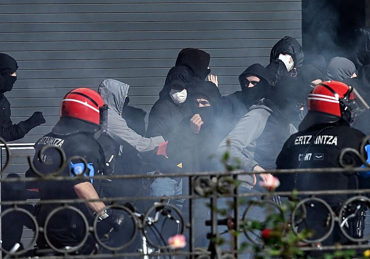 Carga de la Ertzaintza contra los radicales de la izquierda abertzale en la Plaza de la Provincia.
