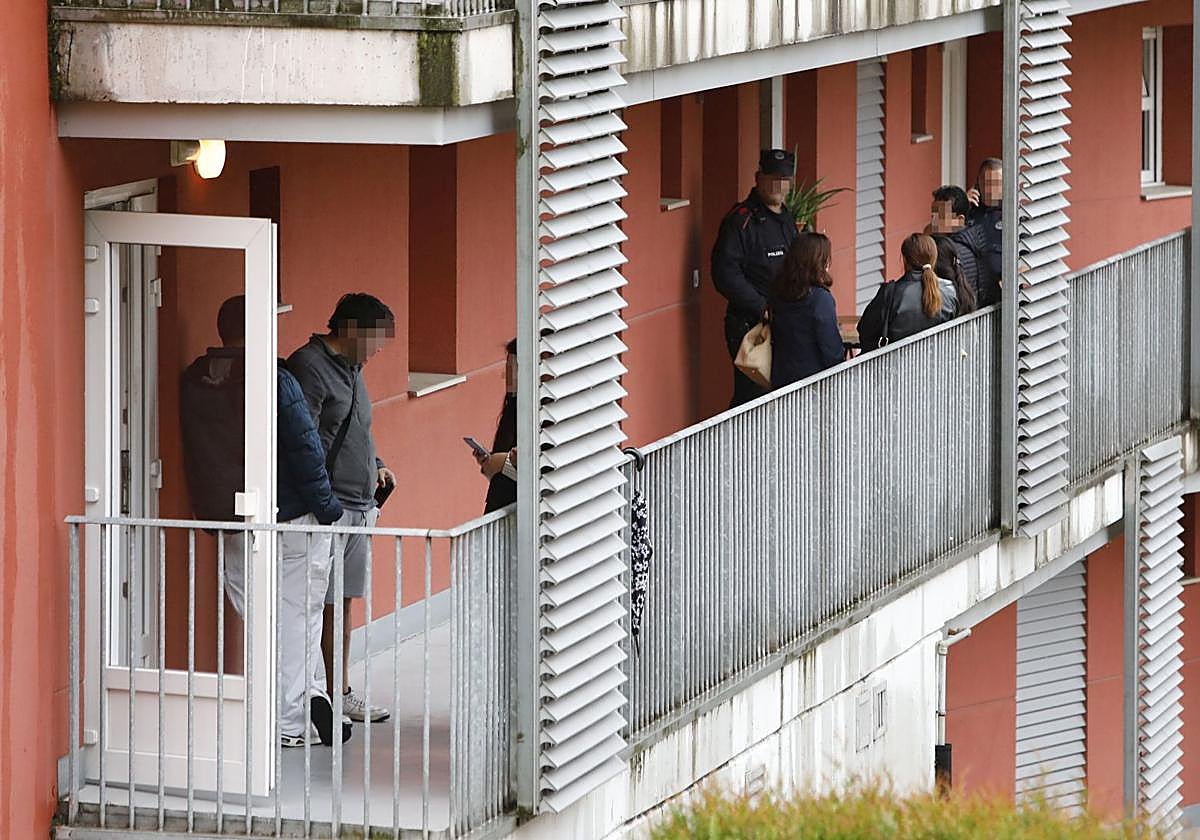 Policías y familiares en la parte trasera del edificio de la calle Ortutxueta donde se perpetró el crimen de Yanely.