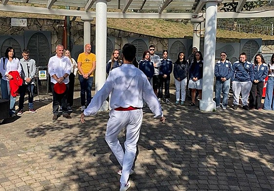 Un aurresku de honor ha abierto el acto inaugural.