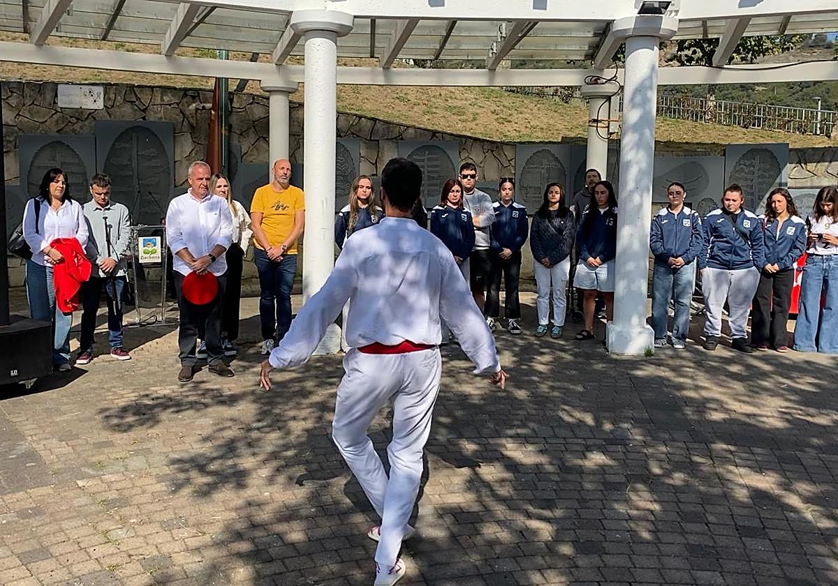 Un aurresku de honor ha abierto el acto inaugural.