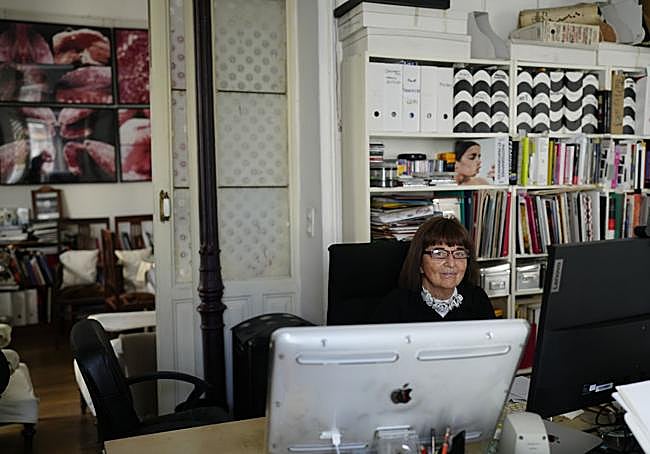 Con sus ordenadores.