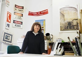 Marisa González, rodeada de objetos y fotos de la central nuclear de Lemoiz en su estudio de Madrid.