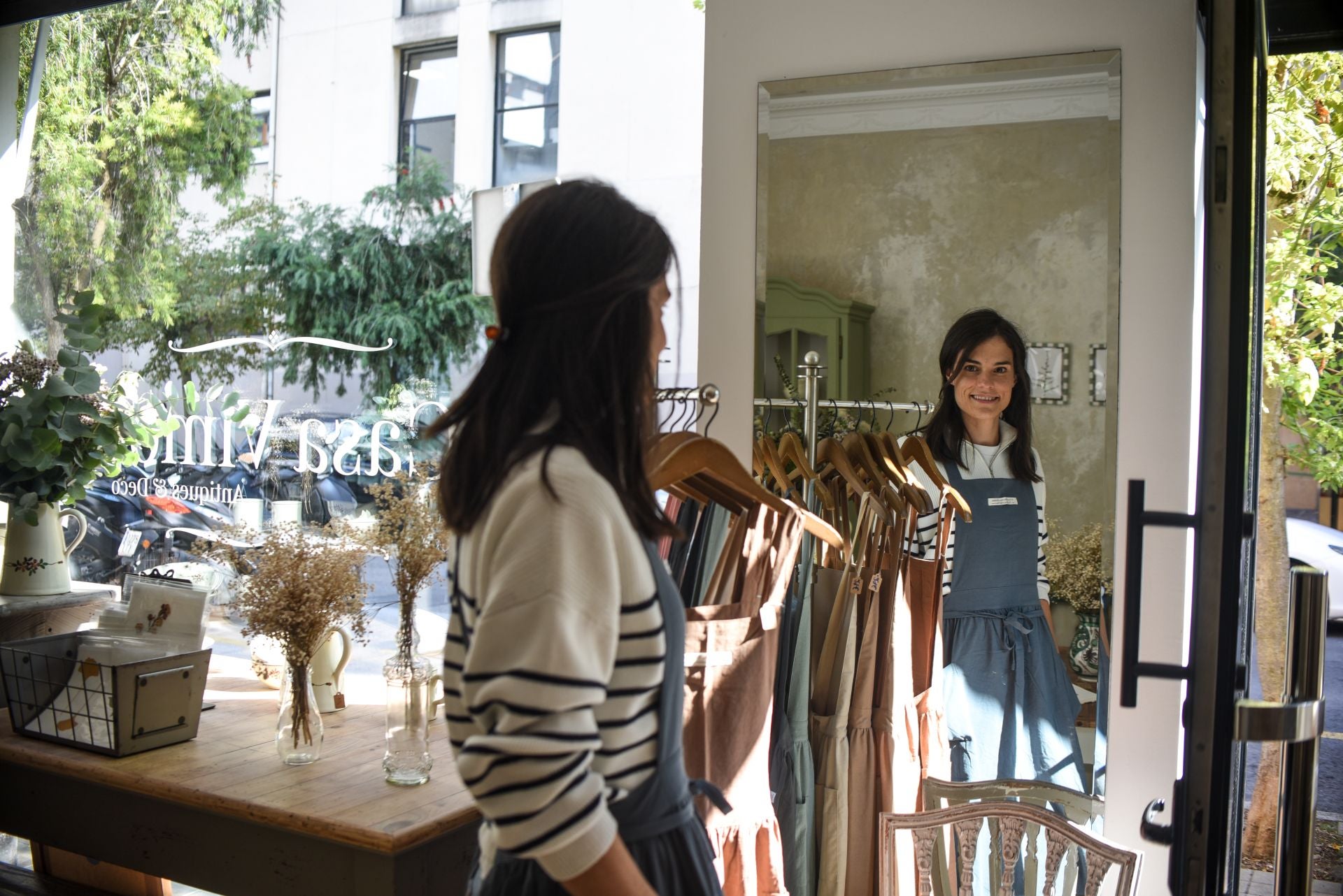 Marta deja la consultoría en Madrid y abre su tienda de muebles restaurados en Getxo