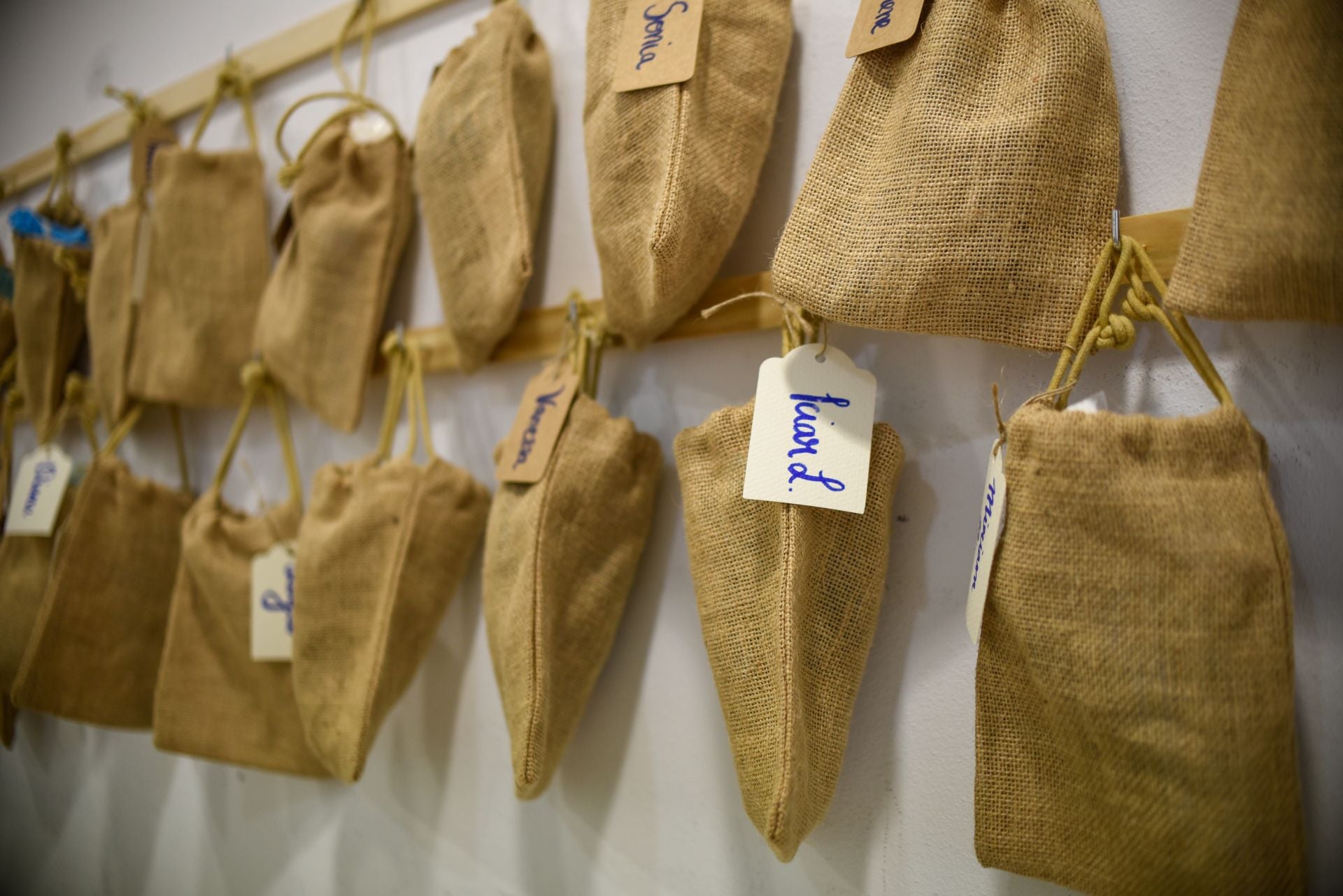 Marta deja la consultoría en Madrid y abre su tienda de muebles restaurados en Getxo