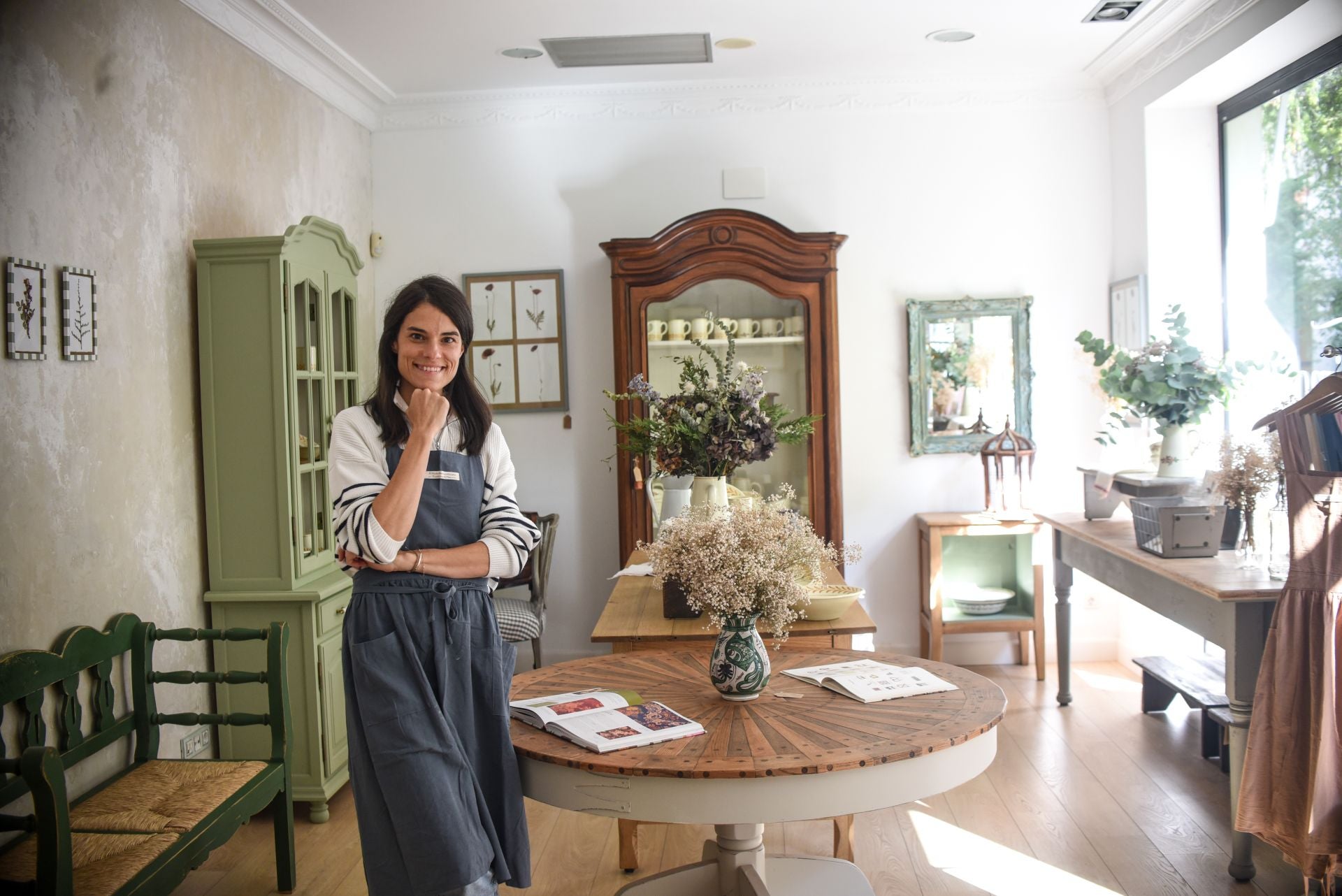 Marta deja la consultoría en Madrid y abre su tienda de muebles restaurados en Getxo