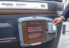 El contenedor marrón para depositar residuos orgánicos se abre con chip.