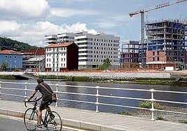 El metro cuadrado de un inmueble en venta alcanza los 2.650 euros de media en Bizkaia.