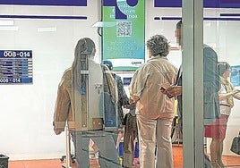 Varias personas esperan a ser atendidas en un centro de salud de Osakidetza.