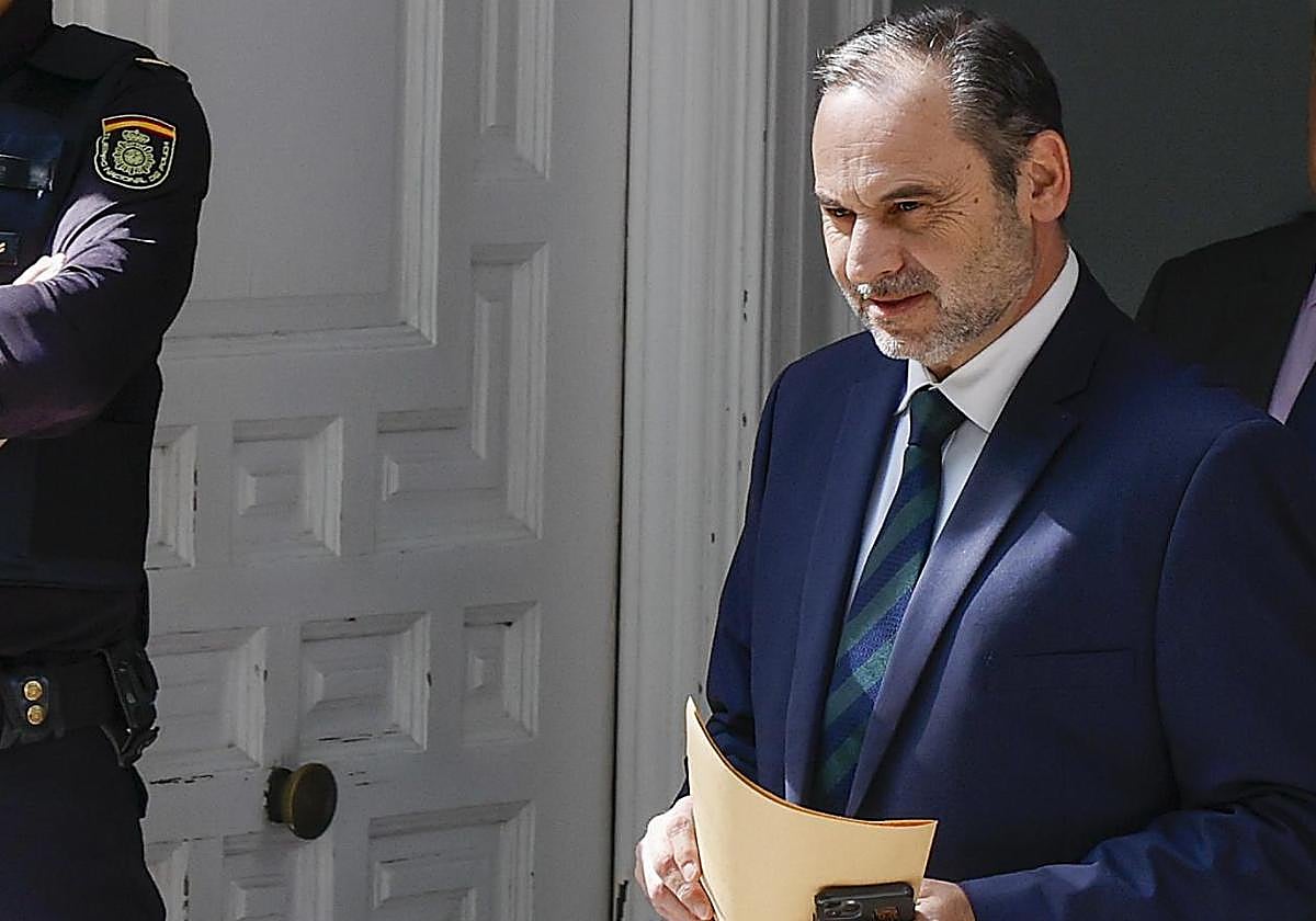 El exministro Jose Luis Ábalos a la salida del Tribunal Supremo.