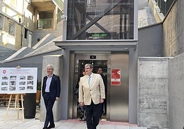 El alcalde de Bilbao, Juan Mari Aburto en la innauguración que del ascensor que conecta las calles Fika e Iturribide.