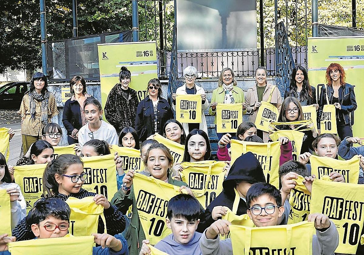 Alumnos de la ikastola Alkartu visitaron una de las muestras, en el parque de San Vicente.