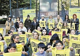 Alumnos de la ikastola Alkartu visitaron una de las muestras, en el parque de San Vicente.