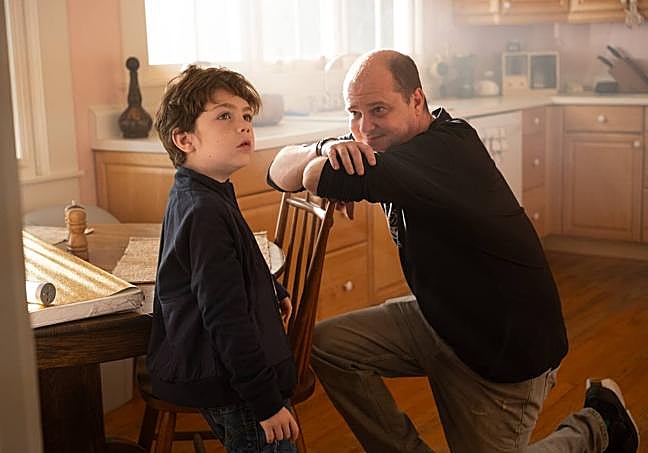 El director Mike Flanagan con el pequeño Benjamin Pajak en el rodaje de 'La vida de Chuck'.