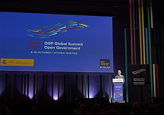 El rey Felipe VI participa en la jornada de clausura de la Cumbre Mundial de Gobierno Abierto celebrada en Vitoria.