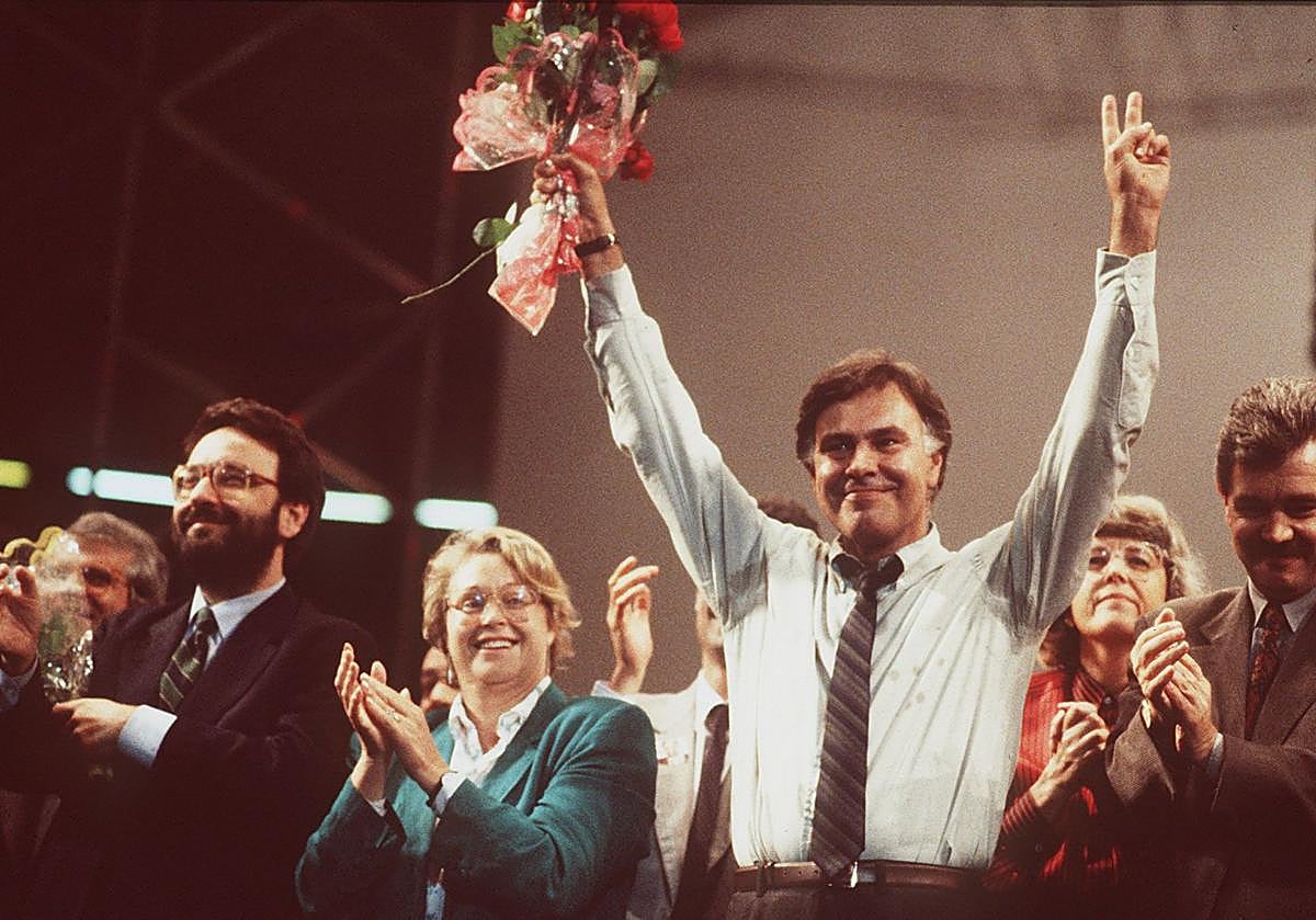Felipe González celebra la victoria del PSOE en las elecciones de 1989.
