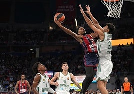 Forrest entra a canasta ante Samodurov (Panathinaikos).