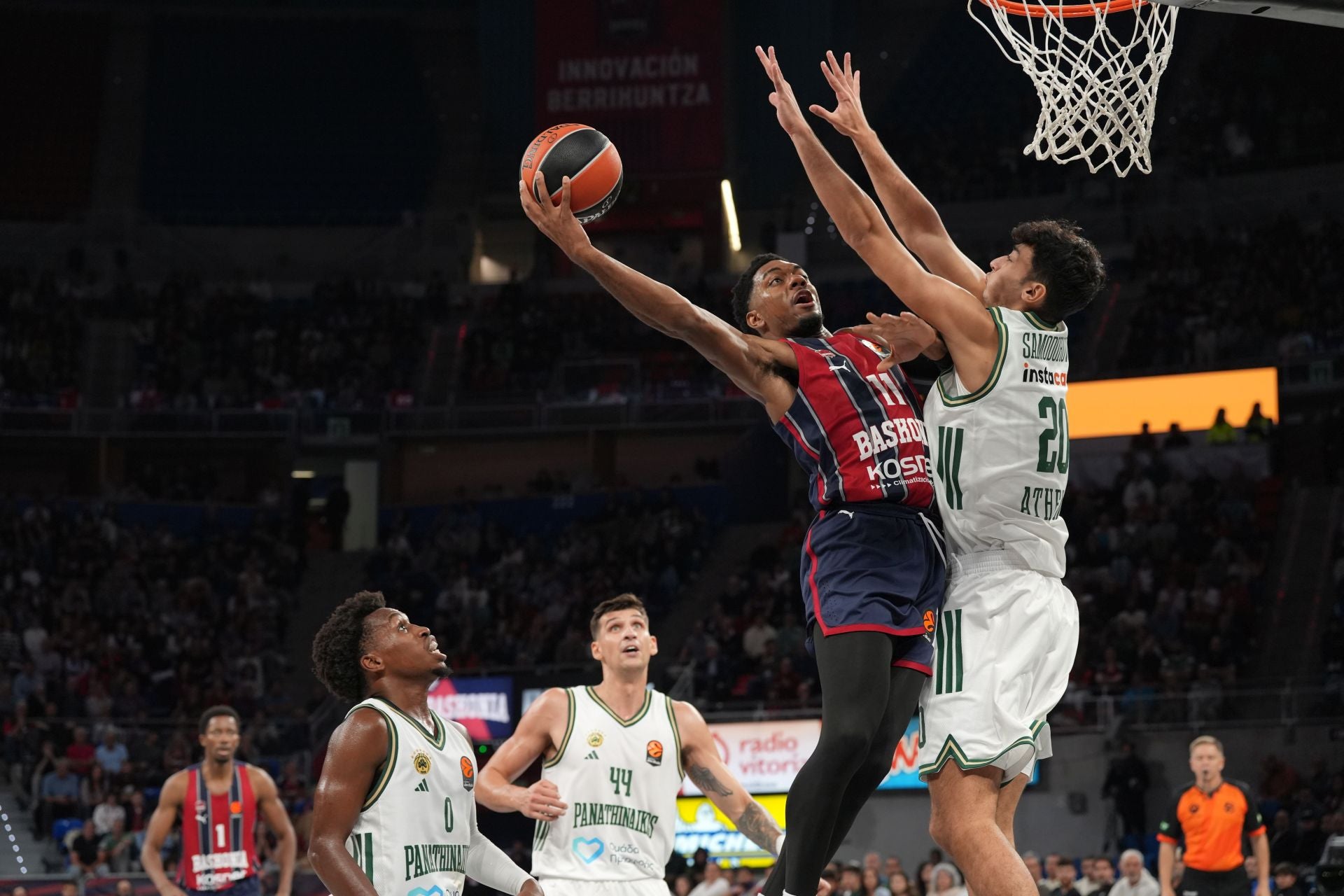 Forrest entra a canasta ante Samodurov (Panathinaikos).