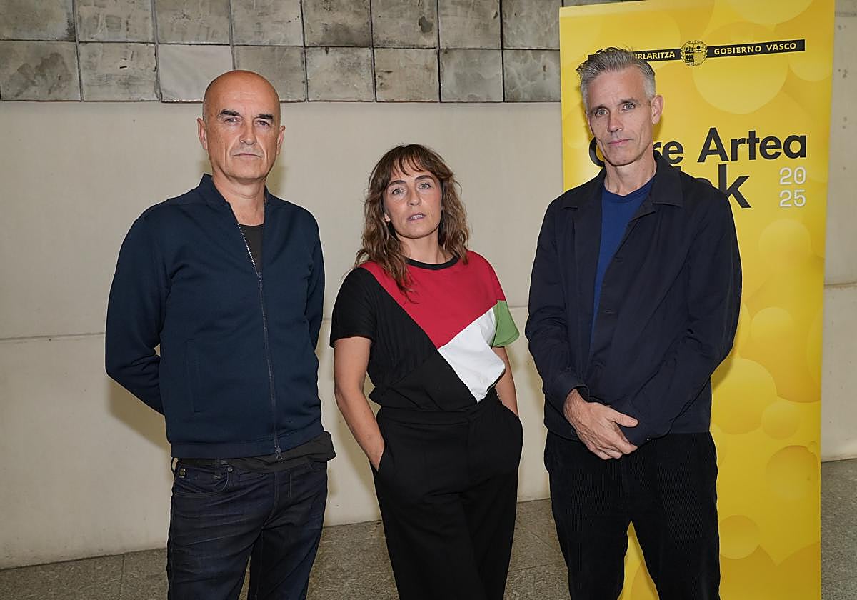 Jon Mikel Euba, Zuhar Iruretagoiena y Garikoitz Fraga, ganadores del premio Gure Artea.