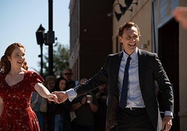 Annalise Basso y Tom Hiddleston en la escena de baile de 'La vida de Chuck',
