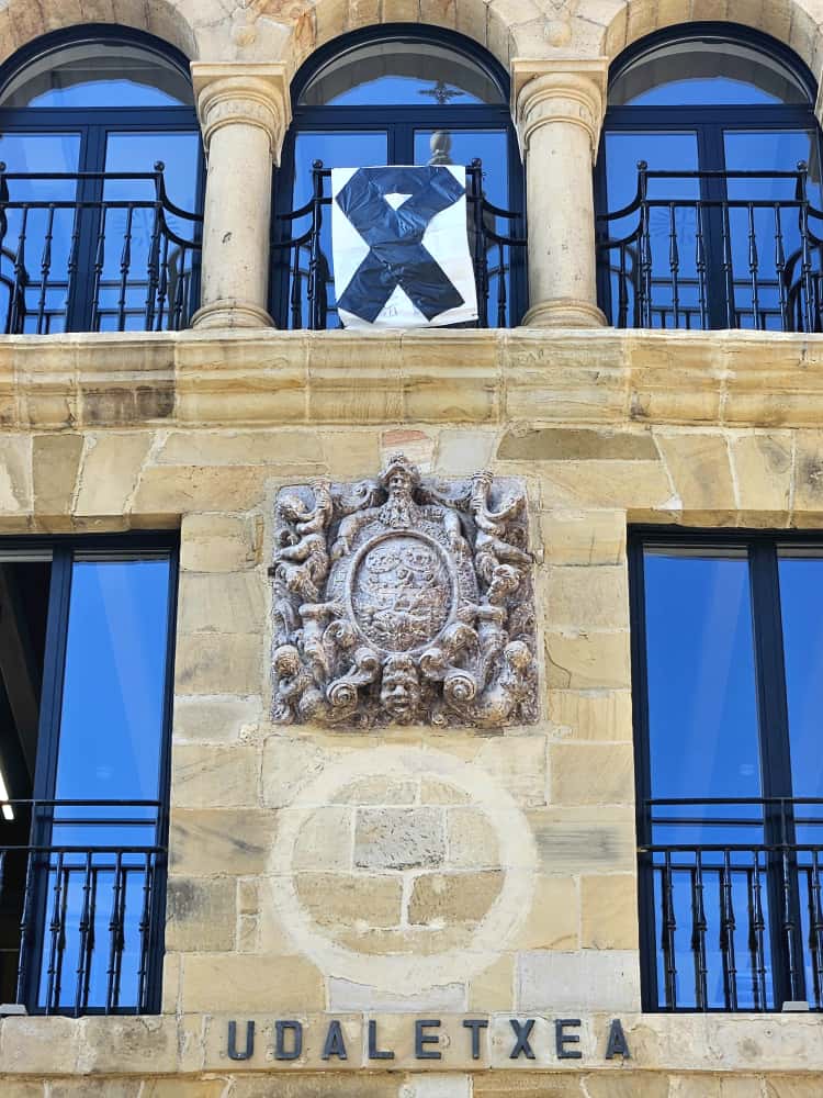 Lazo negro en la facahda del Ayuntamiento de Bermeo en señal de duelo por la muerte del niño.