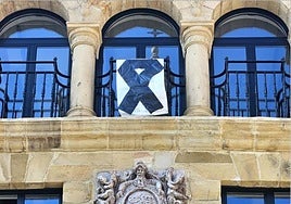 Lazo negro en la facahda del Ayuntamiento de Bermeo en señal de duelo por la muerte del niño.