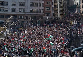 Manifestación de apoyo a Palestina, este miércoles, junto al puente del Ayuntamiento en Bilbao.