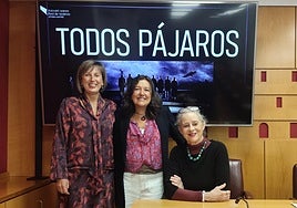 Sonia Díaz de Corcuera, concejala de Cultura y Educación, Marta Monfort, responsable de la Red Municipal de Teatros y Vicky Peña, intérprete durante la presentación