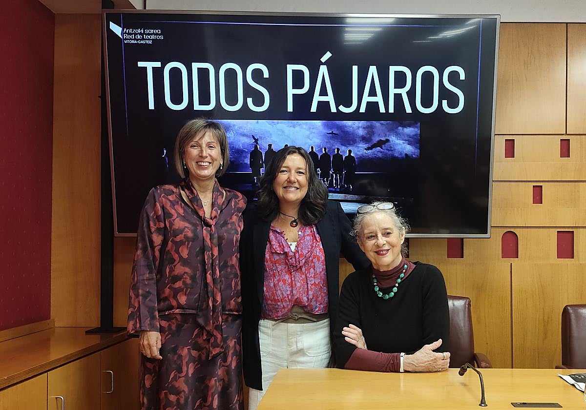 Sonia Díaz de Corcuera, concejala de Cultura y Educación, Marta Monfort, responsable de la Red Municipal de Teatros y Vicky Peña, intérprete durante la presentación
