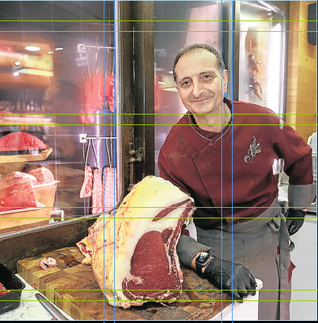 Imagen secundaria 1 - La explotación de la familia Heras exhibe a la entrada los premios obtenidos por sus excepcionales ejemplares de raza Limusin. Abajo, Carlos Gómez Valcárcel (Tino) con los chuleteros y otros cortes en su carnicería de la calle Fika.