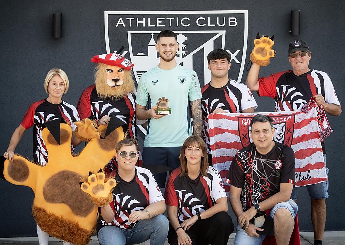 Imagen secundaria 1 - Simón, Sancet, Vivián, Nanclares y Azkona, premiados por las peñas del Athletic