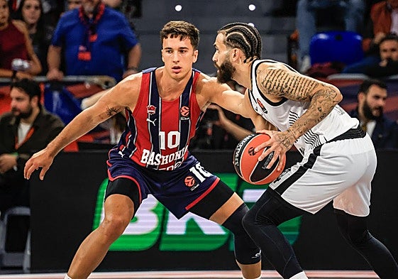 Spagnolo defiende a Parker.